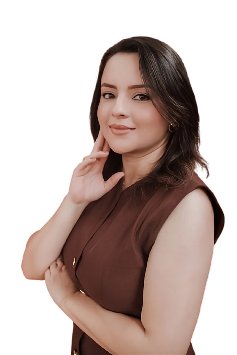 Retrato da psicóloga Camila Américo, de cabelos castanhos na altura dos ombros e blusa marrom, sorrindo com a mão próxima ao rosto